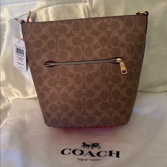🤎 Coach NWT Tan Logan Duffle Bag In Signature Canvas With Carnation Strap - Picture 5 of 8